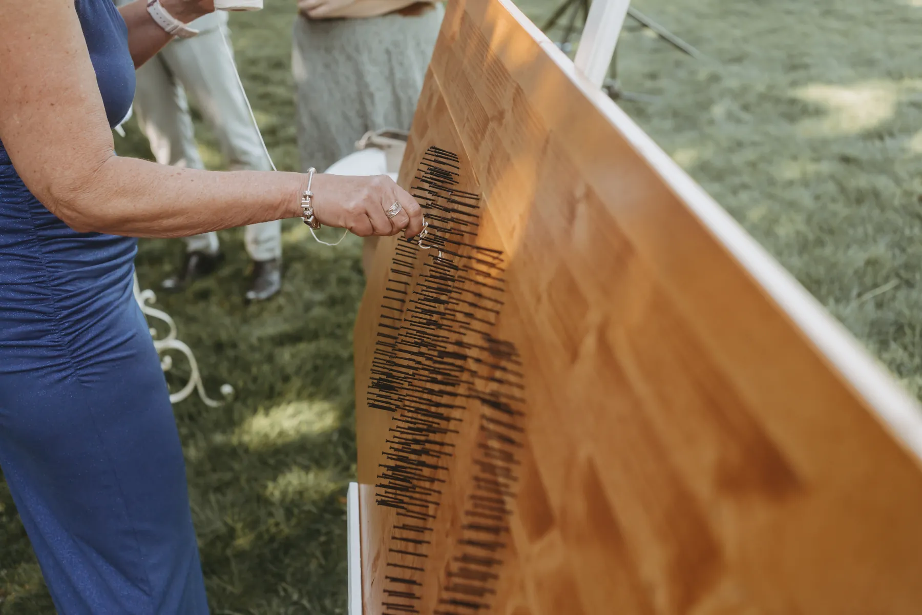Persönliches Wappen aus Holz und Nägeln als Trauritual bei einer freien Trauung